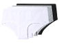 Trois culottes en coton : blanche, grise et noire.