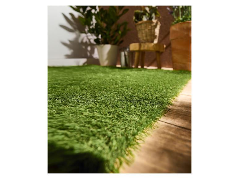 Gazon artificiel de qualité supérieure LIVARNO sur une terrasse en bois avec des plantes