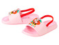 Deux paires de tongs roses Minnie Mouse avec des lanières rouges.