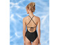 Une femme portant un maillot de bain noir dos nu