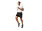 Un homme court, vêtu d'un t-shirt blanc et de shorts noirs Craft.