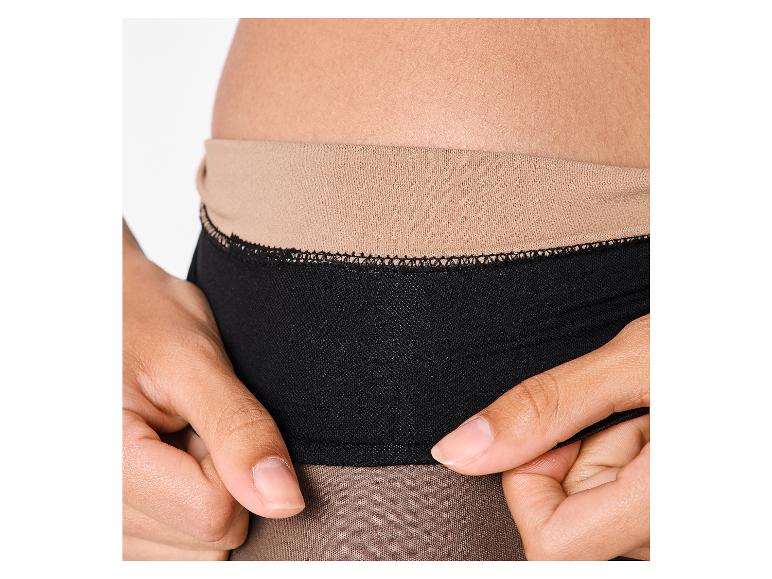Main de femme ajustant des collants noirs avec une ceinture beige.