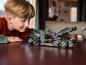Un garçon regarde un modèle LEGO Technic de la Bugatti Chiron.