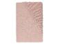 Drap-housse rose pâle en mousseline de coton avec élastique froncé.