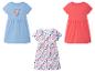 Trois robes pour filles : une bleue à hippocampe, une rose unie, une blanche à coquillages.