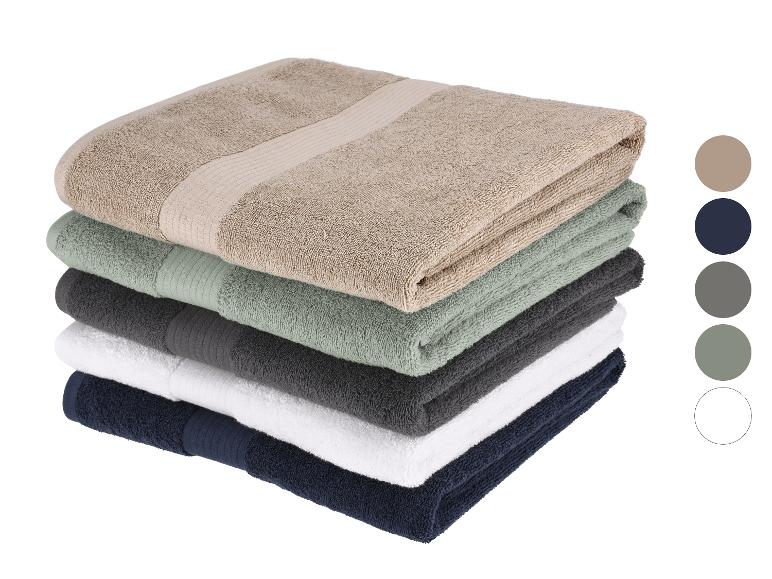Pile de serviettes douces de différentes couleurs.