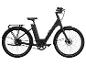 Un vélo électrique noir avec une transmission par courroie et des pneus Schwalbe.