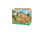 Ensemble de jeu cabane avec figurines d'animaux, barbecue extérieur et mobilier sur un paysage vert.