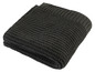 Une couverture en tricot gris foncé.