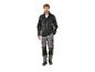 Un homme portant une veste noire et un pantalon de travail gris.