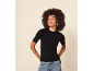 Femme portant un t-shirt en maille côtelée noire et un jean bleu