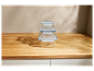 Boîtes de conservation en verre empilées sur un comptoir en bois.