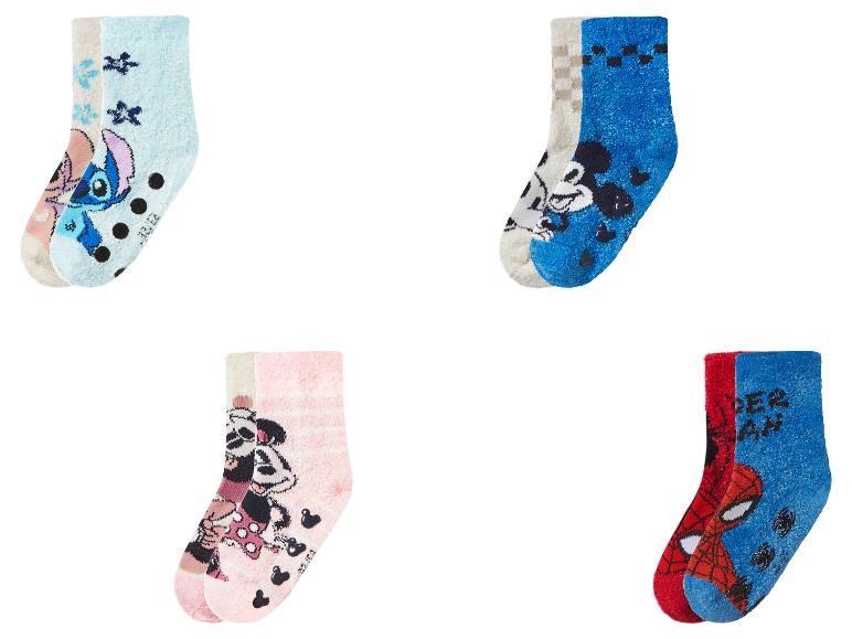 Quatre paires de chaussettes pour enfants avec des personnages Disney et Marvel.