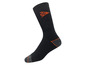 Des chaussettes noires avec des accents orange.