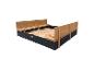Bac à sable en bois avec bancs pliables, rempli de sable.