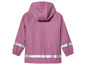 Un imperméable rose avec des bandes réfléchissantes.