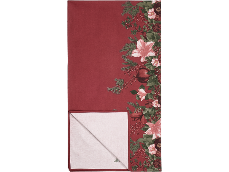 Chemin de table rouge avec motif de Noël de fleurs, baies et branches de pin.