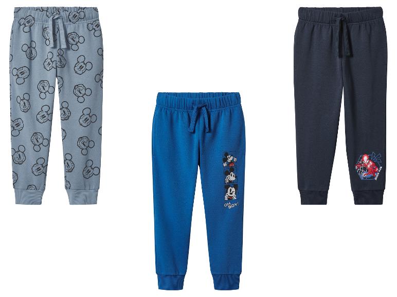 Trois paires de pantalons de survêtement pour enfants : bleu clair avec Mickey Mouse, bleu avec Mickey Mouse et bleu marine avec Spider-Man.
