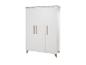 Armoire blanche à trois portes avec poignées en bois et pieds en bois inclinés.