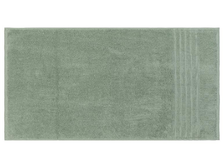 Une serviette de bain douce de couleur verte.