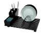 Égouttoir noir avec couverts, éponge et assiettes.