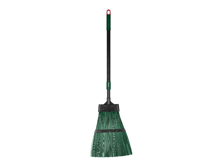 Balai d'extérieur vert avec manche noir et boucle de suspension rouge.