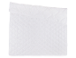 Couette blanche matelassée avec un motif en losanges.