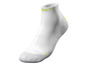 Des chaussettes Crivit blanches avec des accents jaunes.