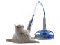 Un chat gris joue avec une canne à pêche pour chat bleue avec une balle.