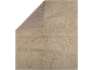 Jeté de lit beige matelassé avec texture en relief et petites perles.