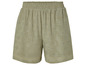 Shorts vert avec motif floral.
