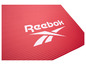 Un tapis de yoga rouge avec le logo Reebok.