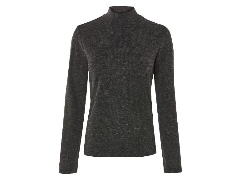 Un t-shirt gris à manches longues et col montant.