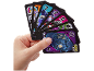 Main tenant des cartes à jouer sur le thème des robots, avec des chiffres et des symboles.