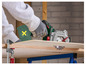 Une personne utilise une scie circulaire Parkside pour couper du bois.