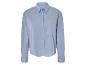 Une chemise bleu clair à manches longues avec une poche poitrine.