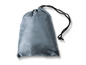 Un sac à cordon gris avec un cordon noir.
