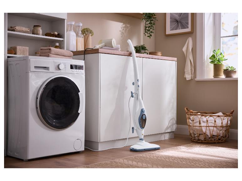 Buanderie avec machine à laver, balai vapeur et rangements.