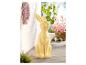 Une figurine de lapin de Pâques jaune, adaptée pour le jardin ou la terrasse.