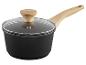 Saucepan noir avec couvercle en verre et manche en bois.
