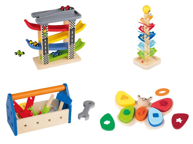Jouets en bois : une rampe de voitures, un circuit de billes, une boîte à outils et un trieur de formes.