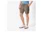Shorts cargo et baskets : un look décontracté.