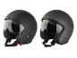 Deux casques de moto noirs avec visière
