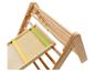 Triangle d'escalade en bois avec rampe coulissante colorée.