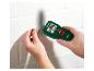 Une personne utilise un détecteur Parkside Multi-Sensor pour détecter ce qui se cache derrière un mur.