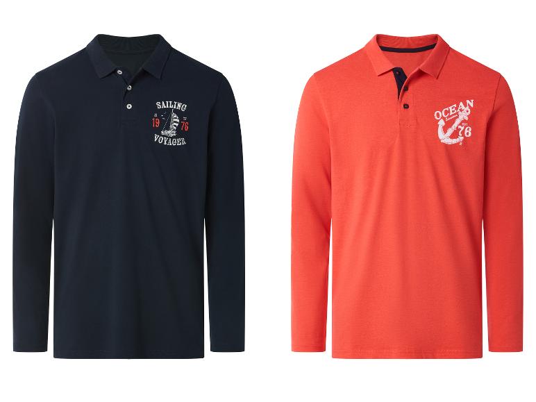 Deux polos à manches longues pour hommes, un bleu marine avec 'Sailing Voyager' et un rouge corail avec 'Ocean Adventure'.