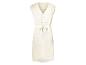 Robe boutonnée beige, style bohème chic.