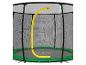 Trampoline avec filet de sécurité et une barre jaune incurvée pour le jeu.