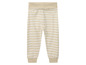 Pantalon beige à rayures blanches.