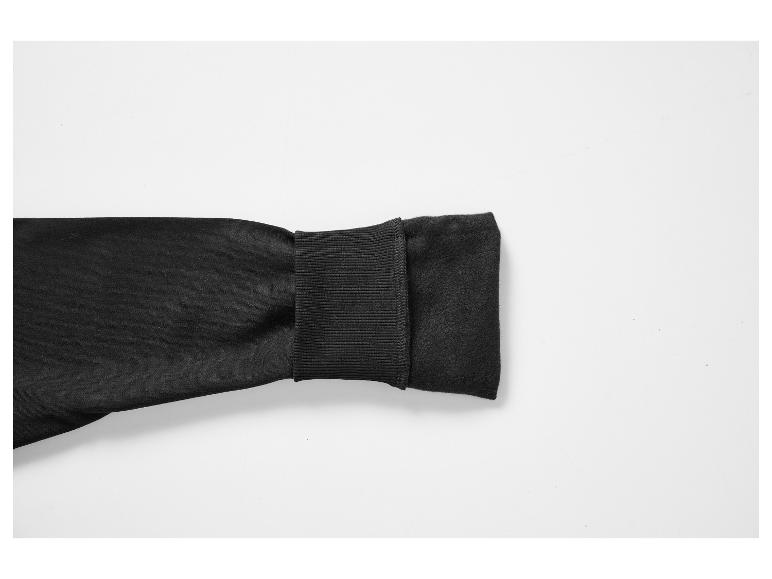 Détail d'un sweat-shirt noir avec doublure en polaire.